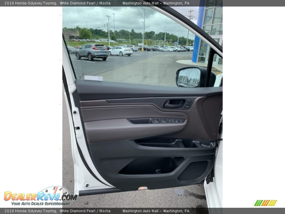 2019 Honda Odyssey Touring White Diamond Pearl / Mocha Photo #10