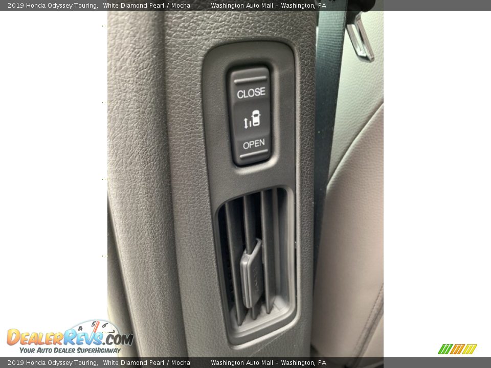 2019 Honda Odyssey Touring White Diamond Pearl / Mocha Photo #18