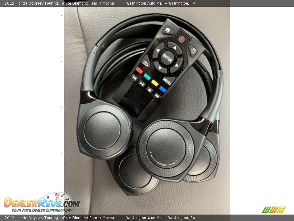 2019 Honda Odyssey Touring White Diamond Pearl / Mocha Photo #32