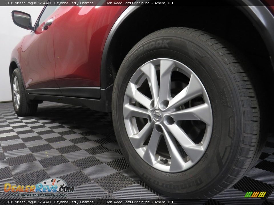 2016 Nissan Rogue SV AWD Cayenne Red / Charcoal Photo #10