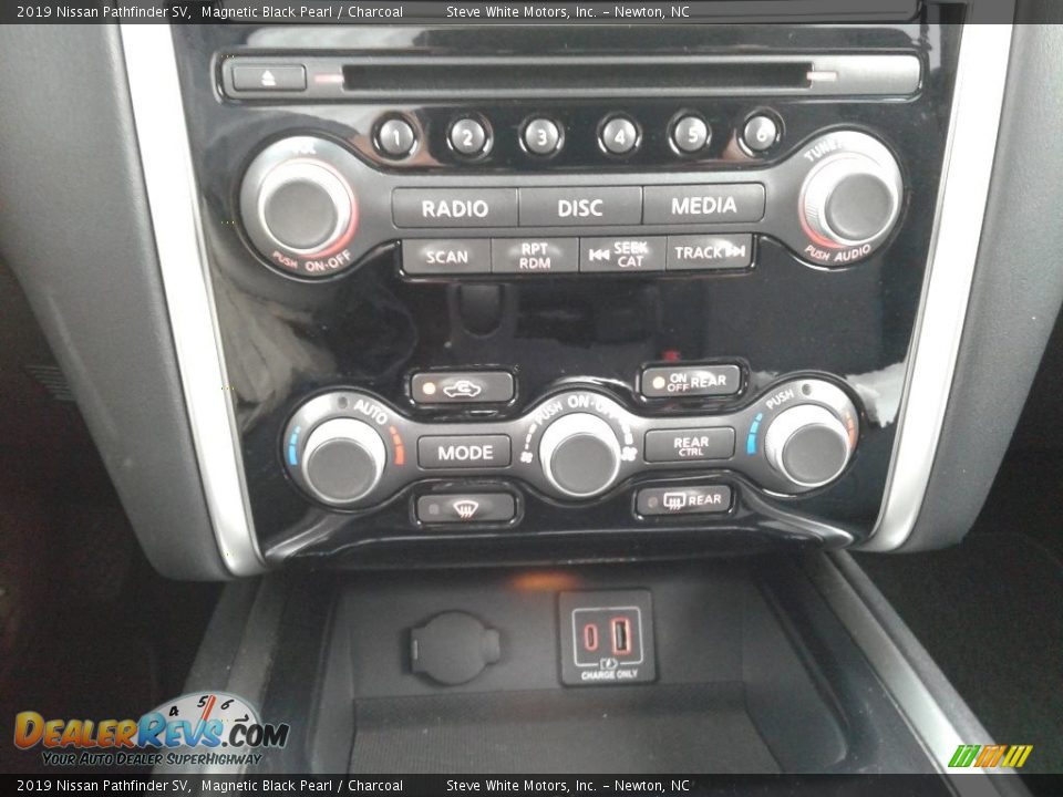2019 Nissan Pathfinder SV Magnetic Black Pearl / Charcoal Photo #32