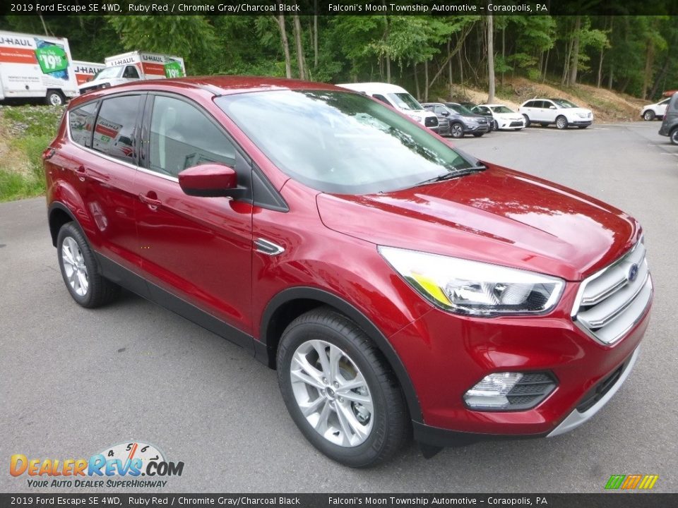 Front 3/4 View of 2019 Ford Escape SE 4WD Photo #3