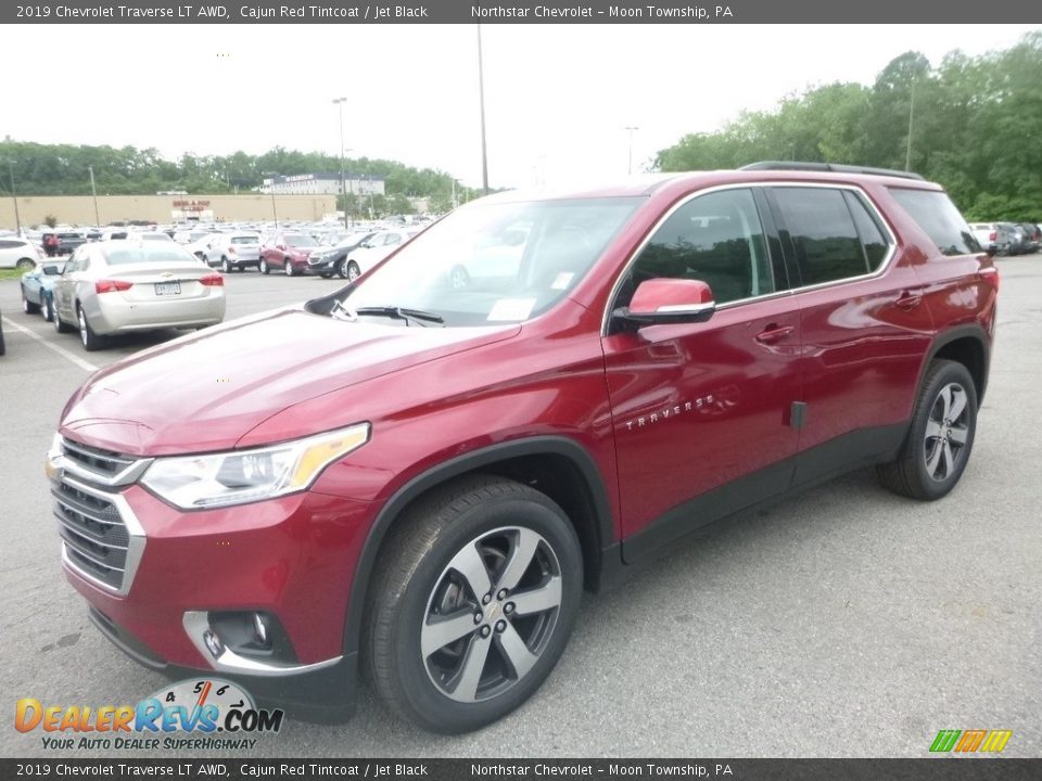 Front 3/4 View of 2019 Chevrolet Traverse LT AWD Photo #1
