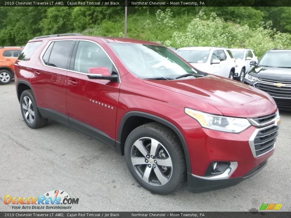 Front 3/4 View of 2019 Chevrolet Traverse LT AWD Photo #7