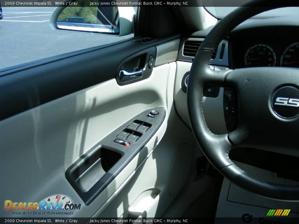 2009 Chevrolet Impala SS White / Gray Photo #15