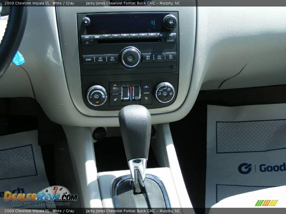 2009 Chevrolet Impala SS White / Gray Photo #20