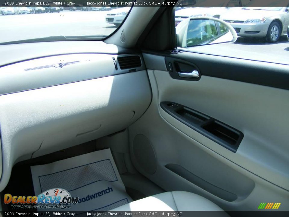 2009 Chevrolet Impala SS White / Gray Photo #21