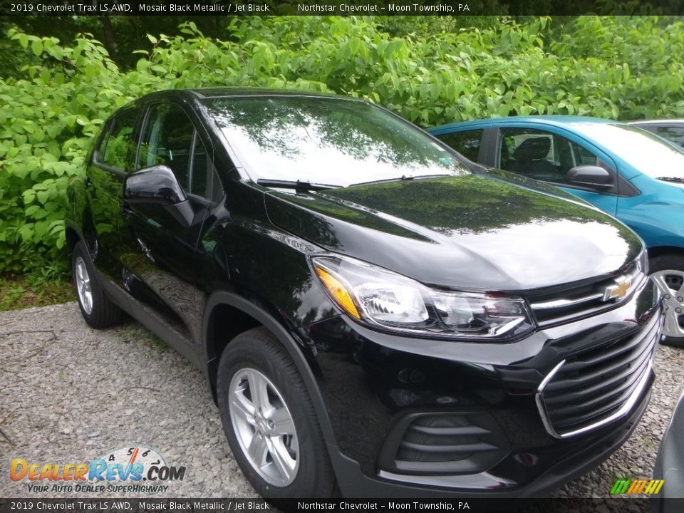 Front 3/4 View of 2019 Chevrolet Trax LS AWD Photo #2