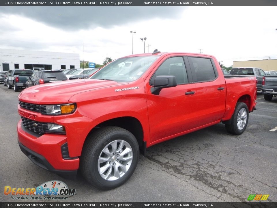 Front 3/4 View of 2019 Chevrolet Silverado 1500 Custom Crew Cab 4WD Photo #1