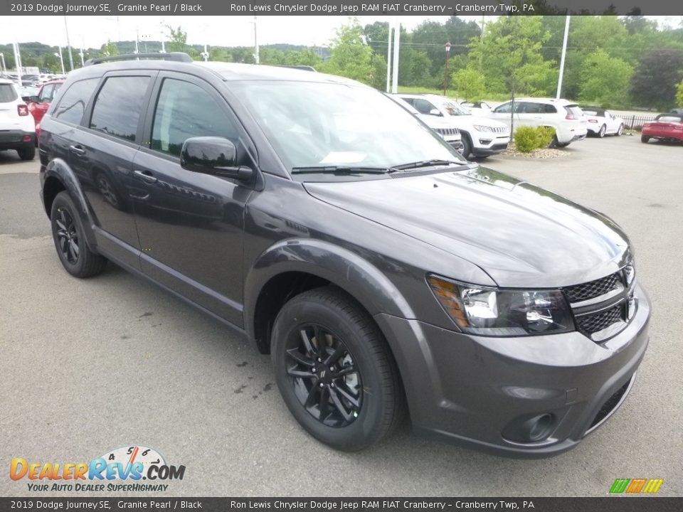 Front 3/4 View of 2019 Dodge Journey SE Photo #7