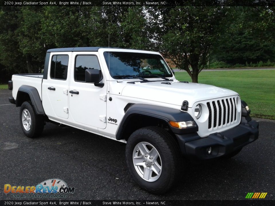 Front 3/4 View of 2020 Jeep Gladiator Sport 4x4 Photo #4