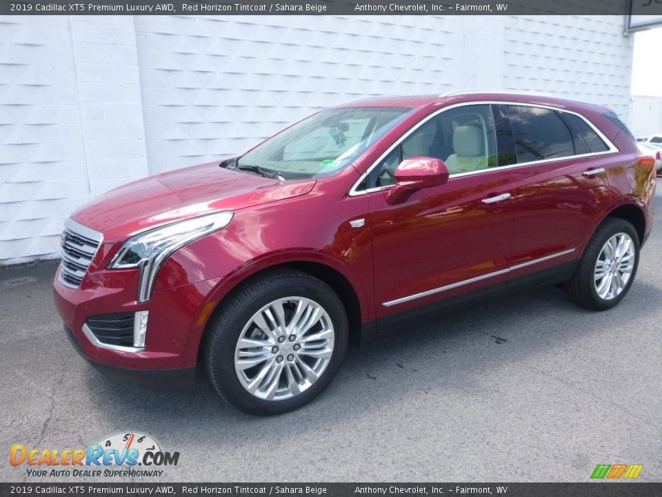 Front 3/4 View of 2019 Cadillac XT5 Premium Luxury AWD Photo #2