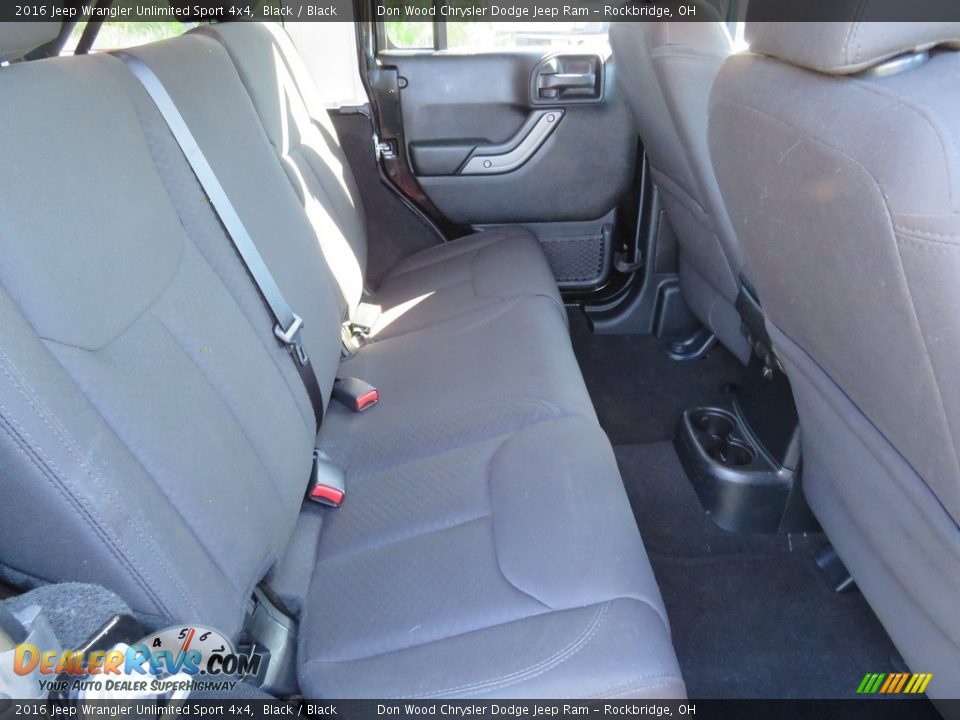 2016 Jeep Wrangler Unlimited Sport 4x4 Black / Black Photo #33