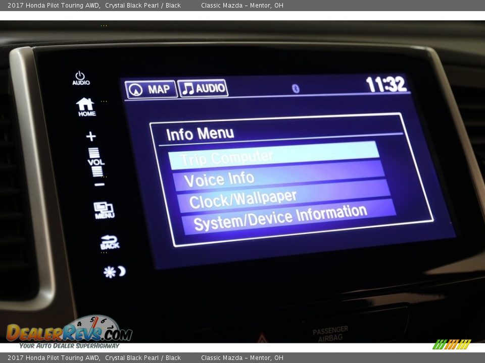 2017 Honda Pilot Touring AWD Crystal Black Pearl / Black Photo #17