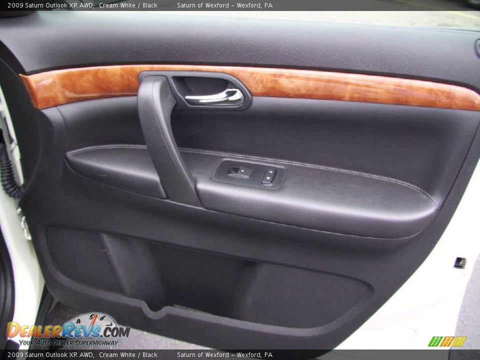 2009 Saturn Outlook XR AWD Cream White / Black Photo #18