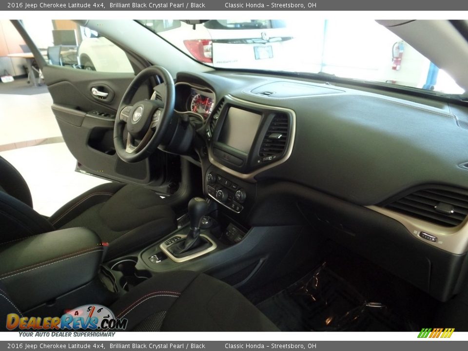 2016 Jeep Cherokee Latitude 4x4 Brilliant Black Crystal Pearl / Black Photo #16