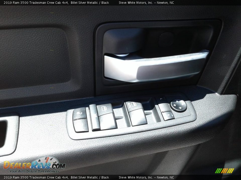 2019 Ram 3500 Tradesman Crew Cab 4x4 Billet Silver Metallic / Black Photo #9