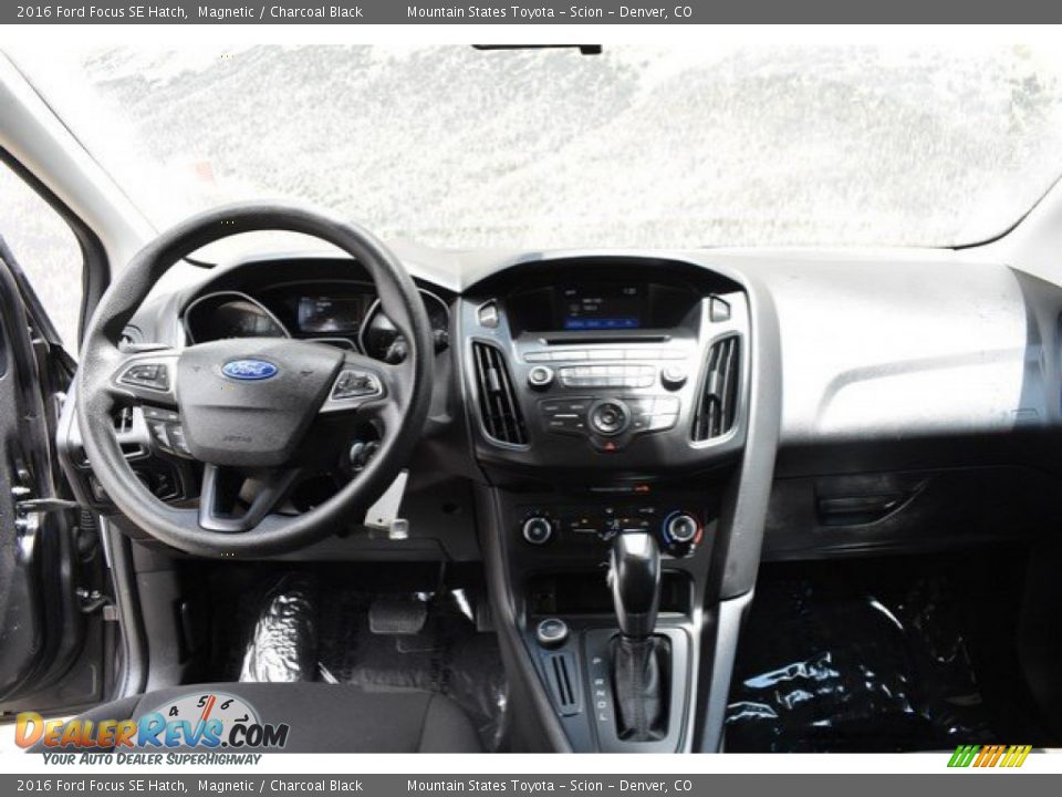 2016 Ford Focus SE Hatch Magnetic / Charcoal Black Photo #13