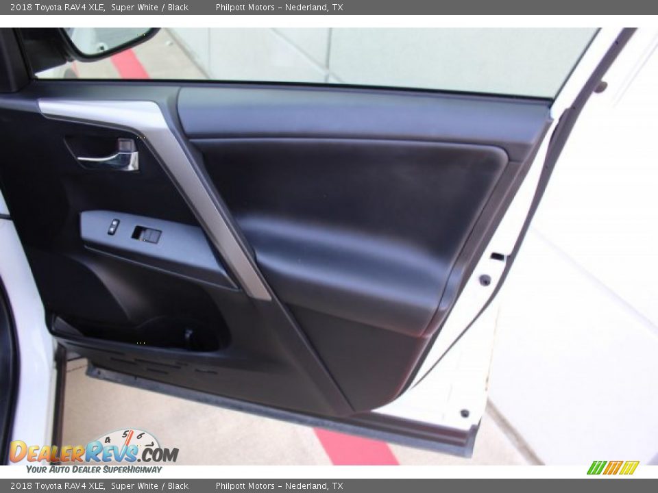 2018 Toyota RAV4 XLE Super White / Black Photo #25