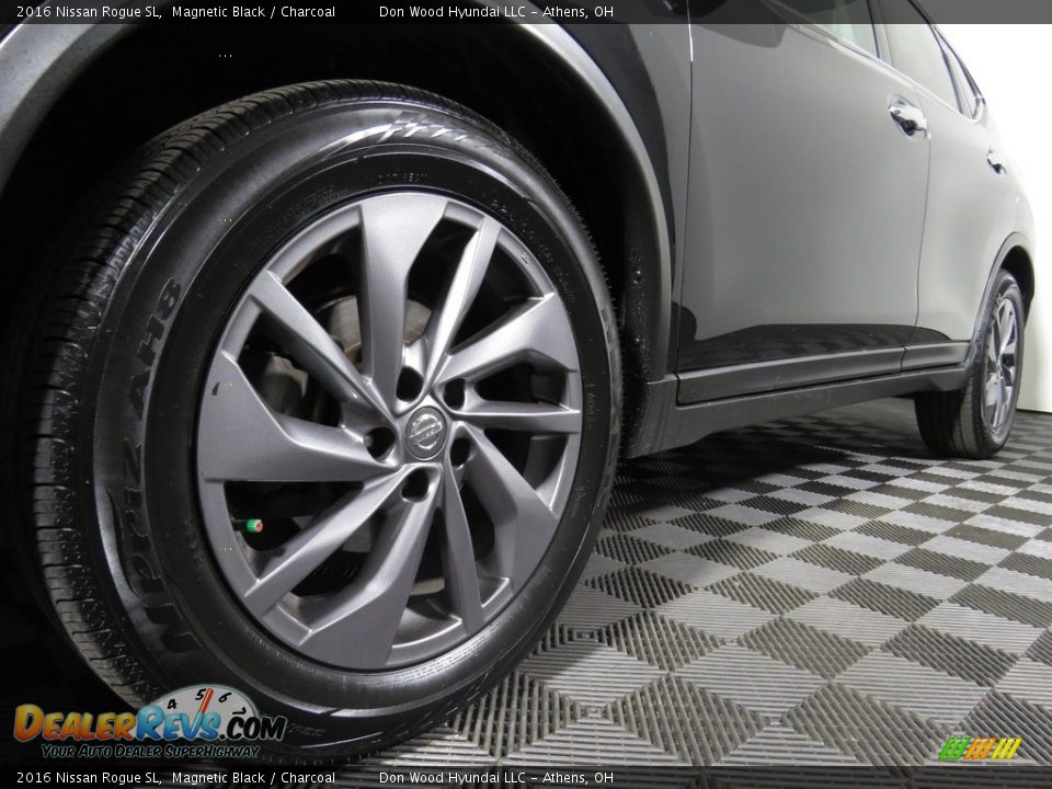 2016 Nissan Rogue SL Magnetic Black / Charcoal Photo #8
