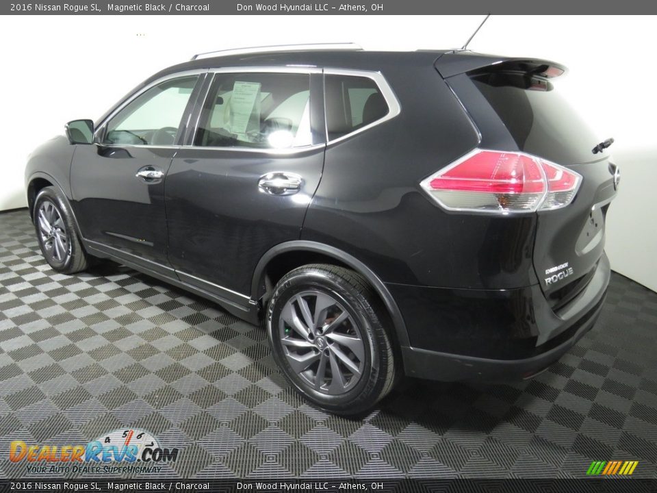 2016 Nissan Rogue SL Magnetic Black / Charcoal Photo #9