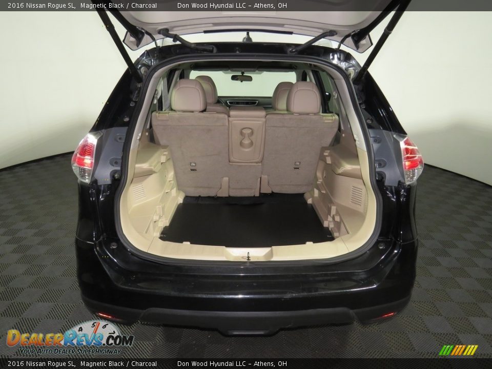 2016 Nissan Rogue SL Magnetic Black / Charcoal Photo #12