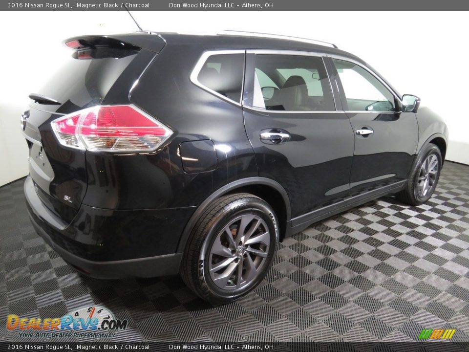 2016 Nissan Rogue SL Magnetic Black / Charcoal Photo #16
