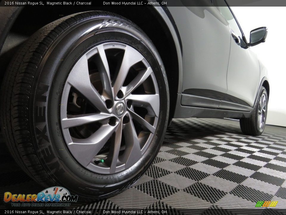 2016 Nissan Rogue SL Magnetic Black / Charcoal Photo #17