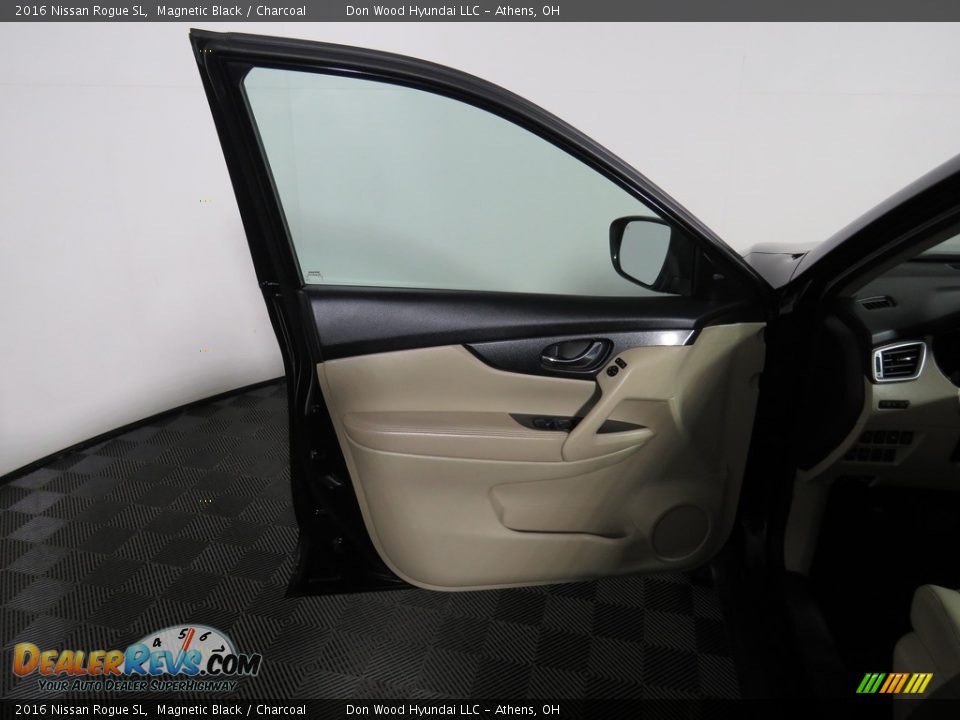 2016 Nissan Rogue SL Magnetic Black / Charcoal Photo #22
