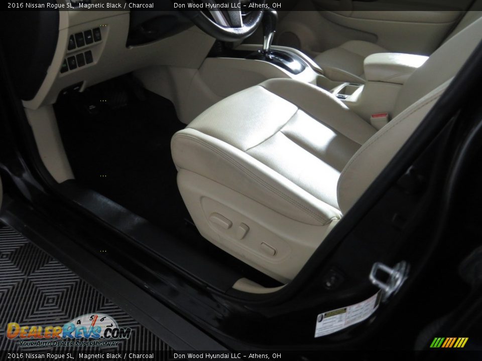 2016 Nissan Rogue SL Magnetic Black / Charcoal Photo #23