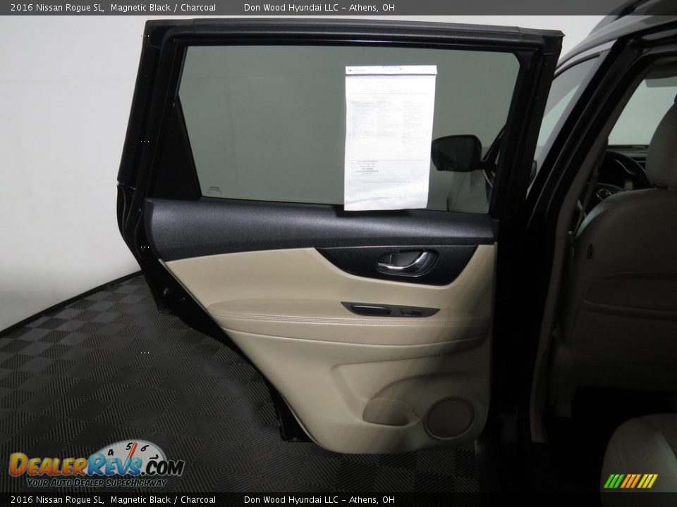 2016 Nissan Rogue SL Magnetic Black / Charcoal Photo #26