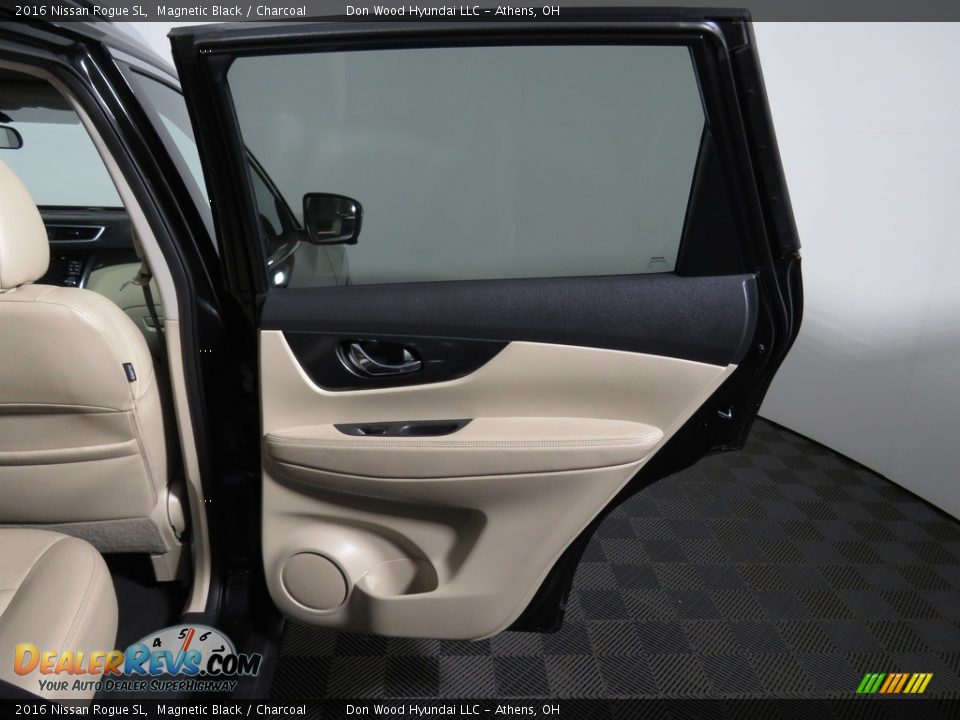 2016 Nissan Rogue SL Magnetic Black / Charcoal Photo #29