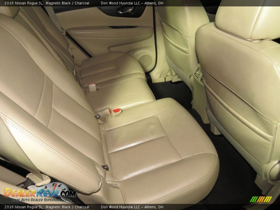 2016 Nissan Rogue SL Magnetic Black / Charcoal Photo #30
