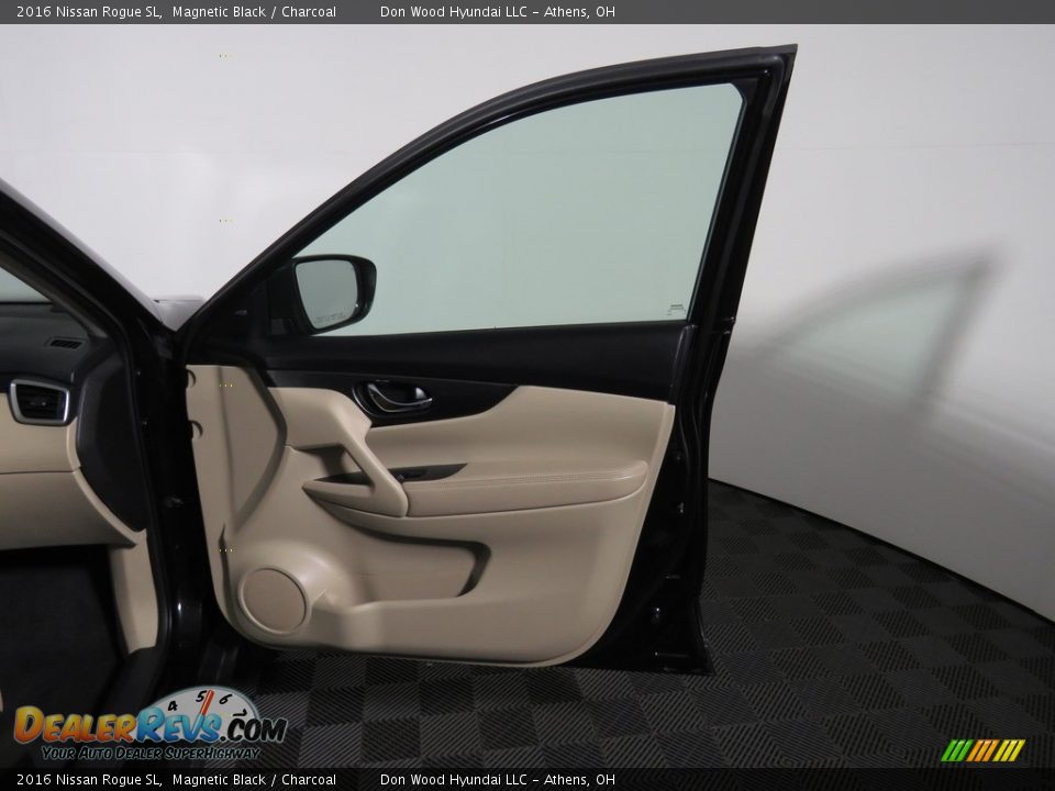 2016 Nissan Rogue SL Magnetic Black / Charcoal Photo #31