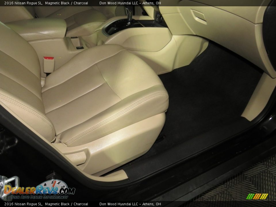 2016 Nissan Rogue SL Magnetic Black / Charcoal Photo #32