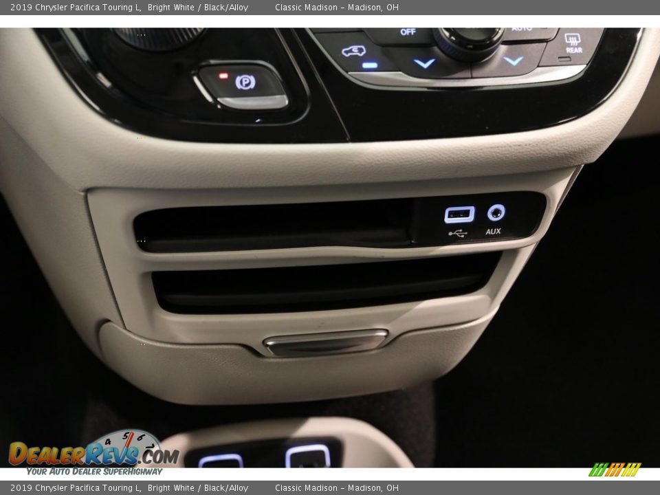 2019 Chrysler Pacifica Touring L Bright White / Black/Alloy Photo #13