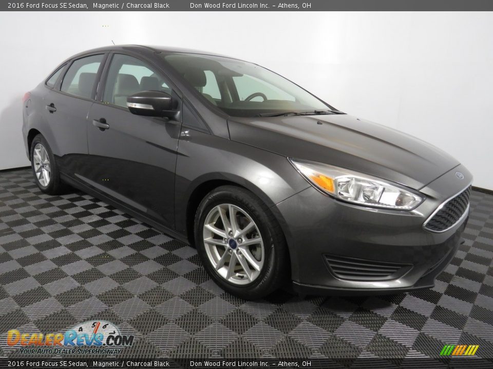 2016 Ford Focus SE Sedan Magnetic / Charcoal Black Photo #2