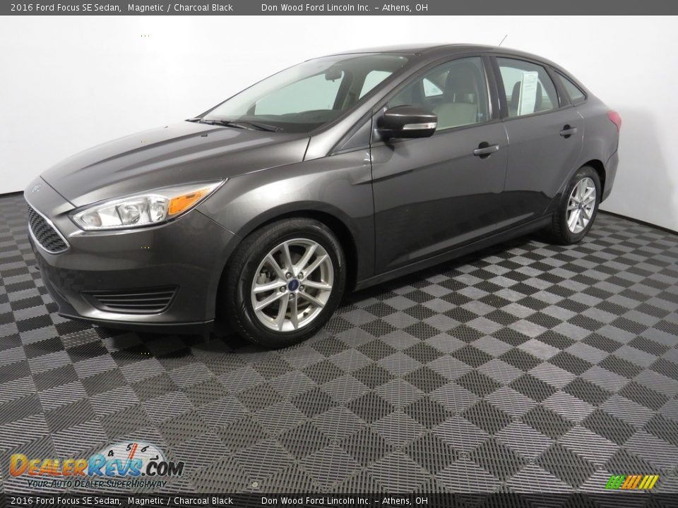 2016 Ford Focus SE Sedan Magnetic / Charcoal Black Photo #7