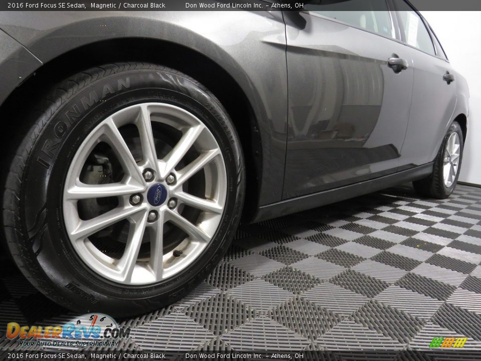 2016 Ford Focus SE Sedan Magnetic / Charcoal Black Photo #8