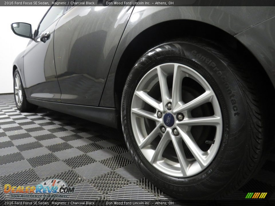 2016 Ford Focus SE Sedan Magnetic / Charcoal Black Photo #10
