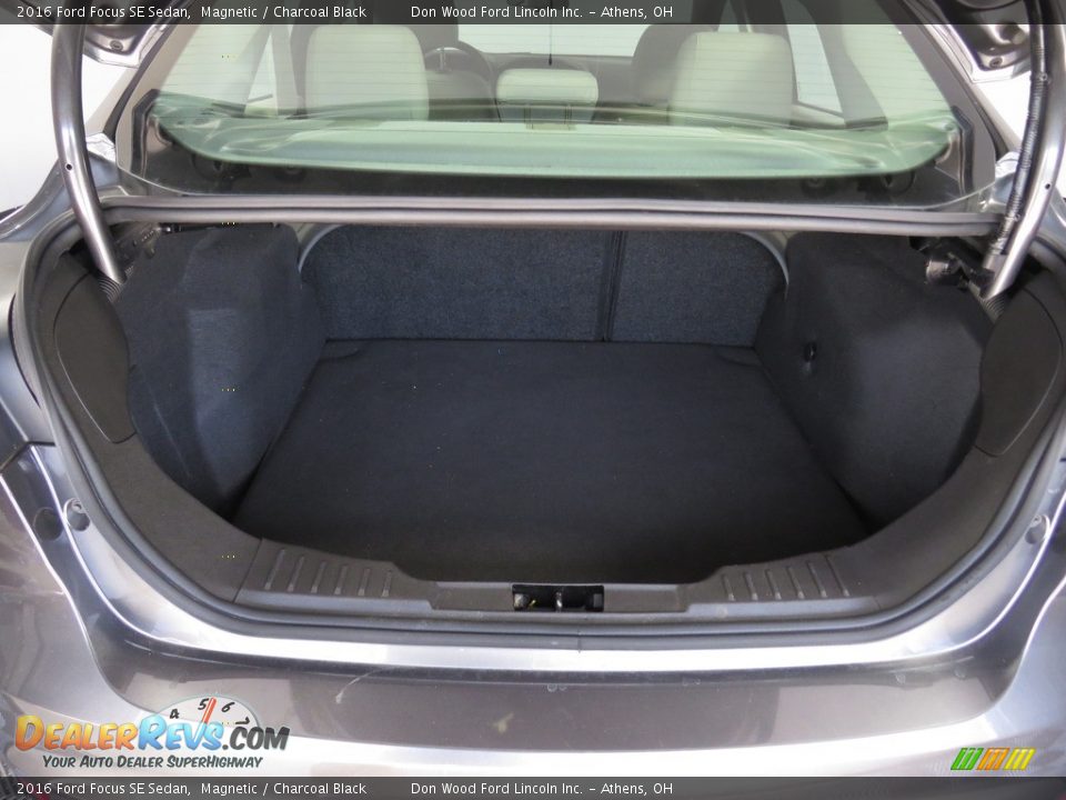 2016 Ford Focus SE Sedan Magnetic / Charcoal Black Photo #12