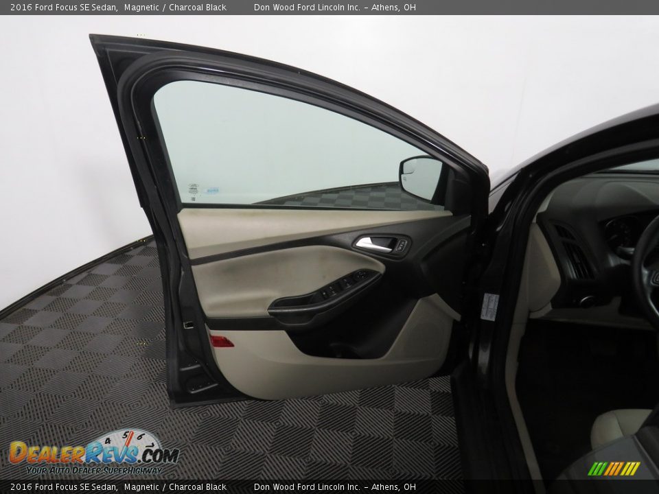 2016 Ford Focus SE Sedan Magnetic / Charcoal Black Photo #19
