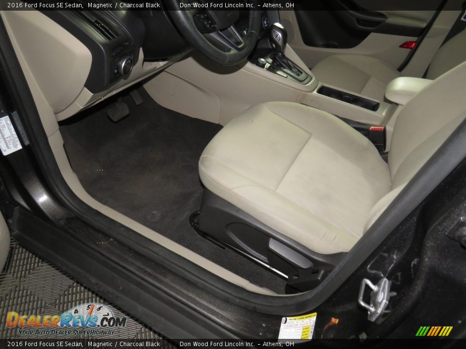 2016 Ford Focus SE Sedan Magnetic / Charcoal Black Photo #20