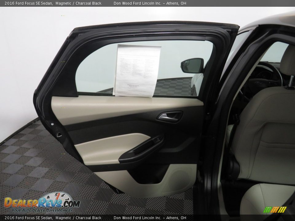 2016 Ford Focus SE Sedan Magnetic / Charcoal Black Photo #23