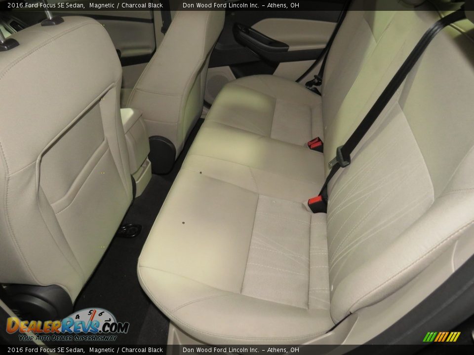 2016 Ford Focus SE Sedan Magnetic / Charcoal Black Photo #24