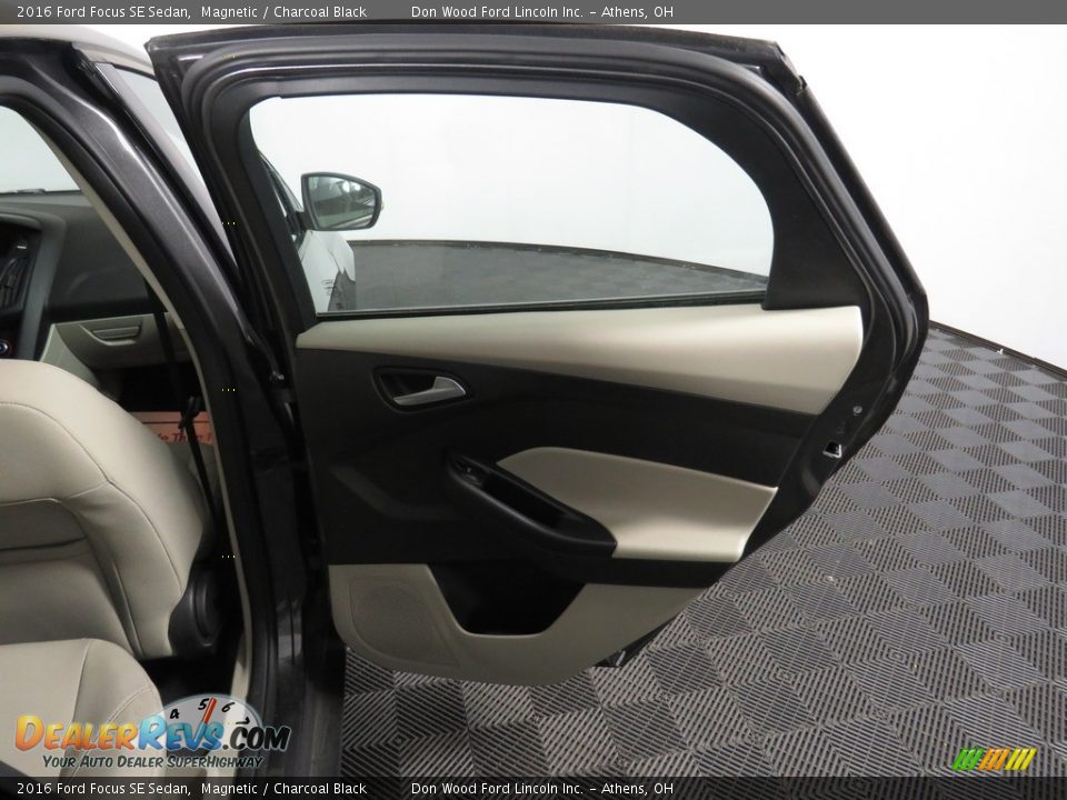 2016 Ford Focus SE Sedan Magnetic / Charcoal Black Photo #25