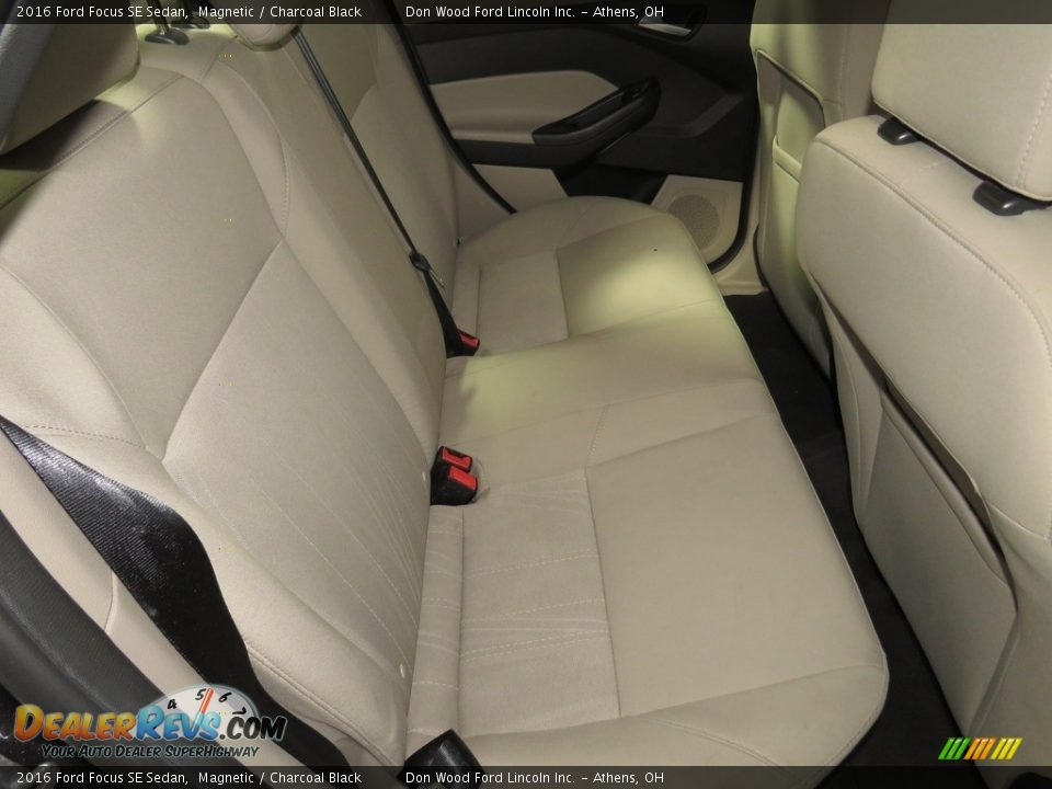 2016 Ford Focus SE Sedan Magnetic / Charcoal Black Photo #26