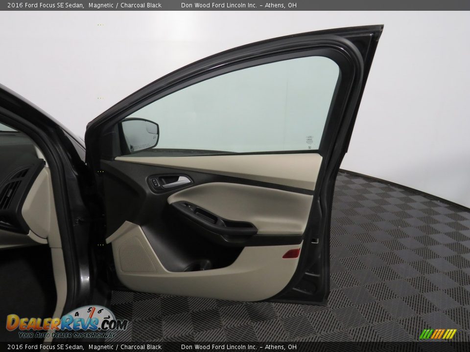 2016 Ford Focus SE Sedan Magnetic / Charcoal Black Photo #27