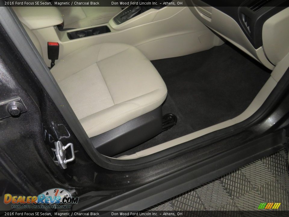 2016 Ford Focus SE Sedan Magnetic / Charcoal Black Photo #28