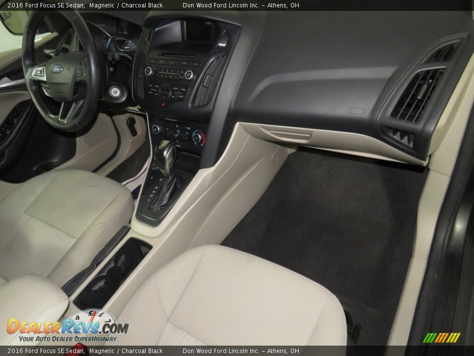 2016 Ford Focus SE Sedan Magnetic / Charcoal Black Photo #29